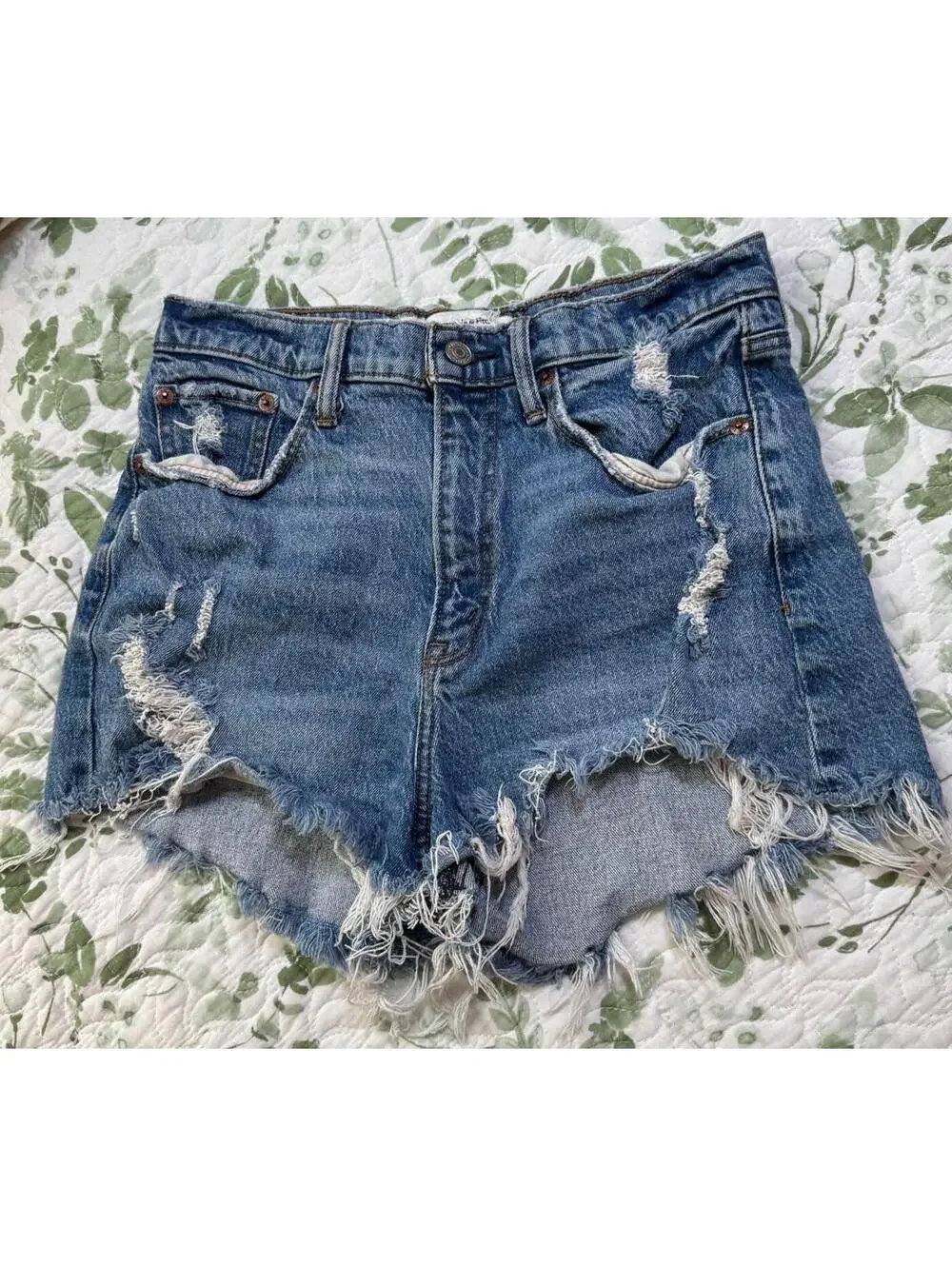 ABERCROMBIE & FITCH - High Rise Mom Shorts Distressed Frayed Denim - Size 6